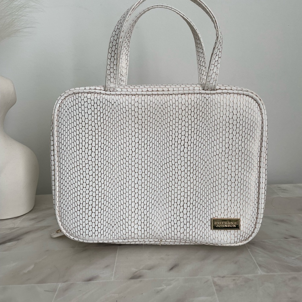 Makeup carrier
